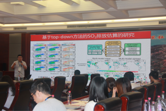 图为李楠老师作特邀报告